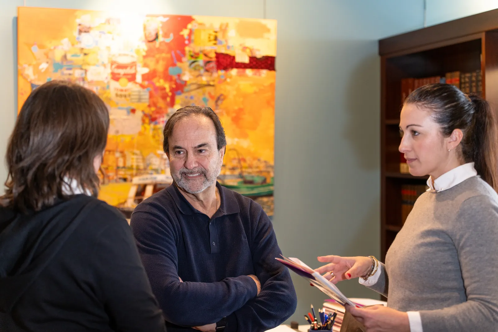 Equipo jurídico e inmobiliario revisando un expediente