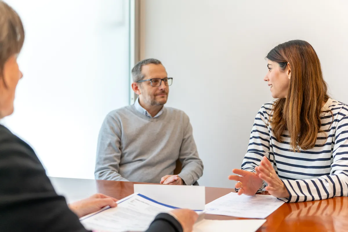Equipo jurídico e inmobiliario revisando un expediente